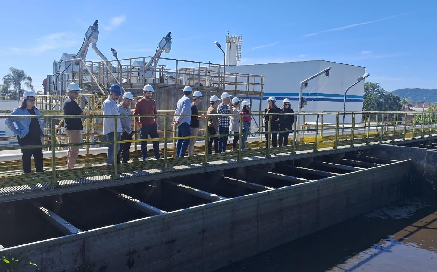 Representantes do Instituto Federal Catarinense e prefeitura de Camboriú conhecem tecnologias da Estação de Tratamento de Esgoto de São Francisco do Sul
