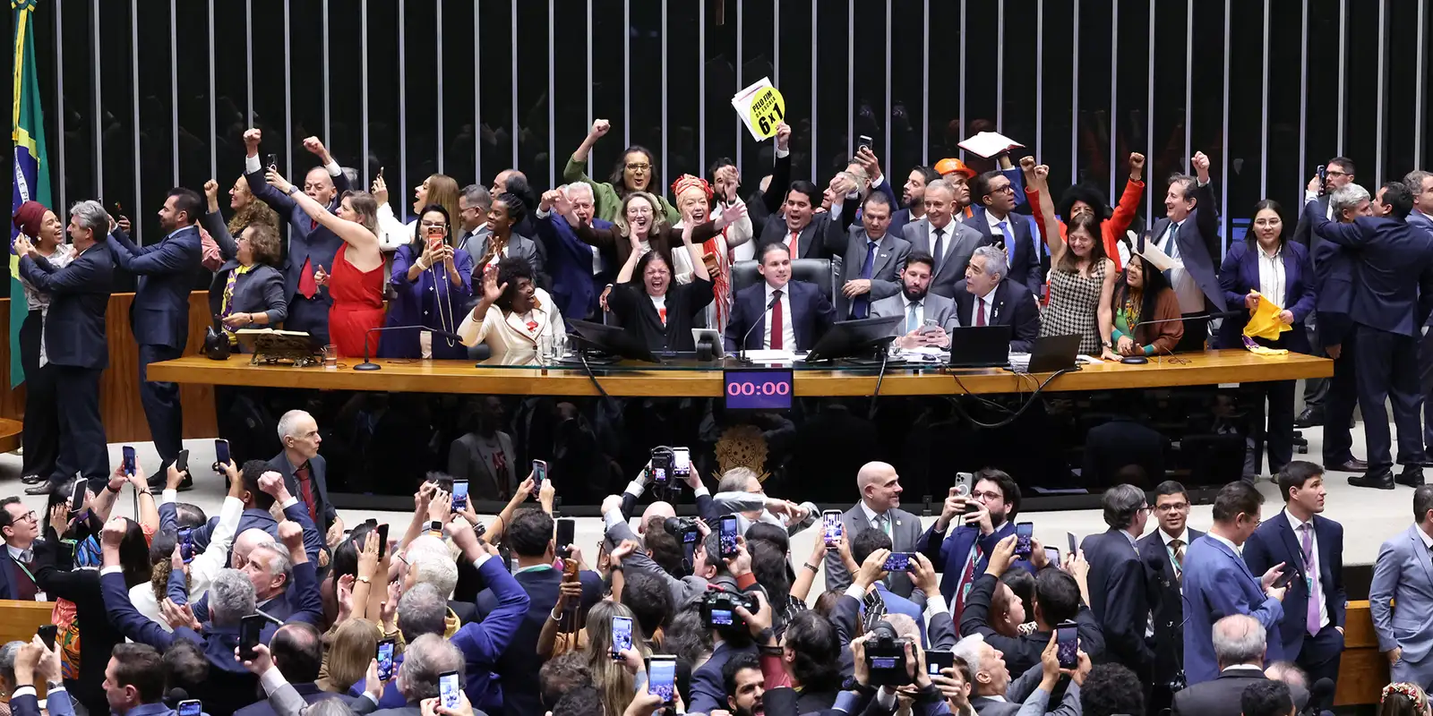 Deputados aprovam PEC que extingue a escala 6x1 e altera a jornada de trabalho