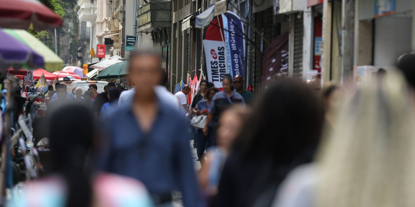 Desemprego de pretos supera o de brancos em 55%, aponta IBGE
