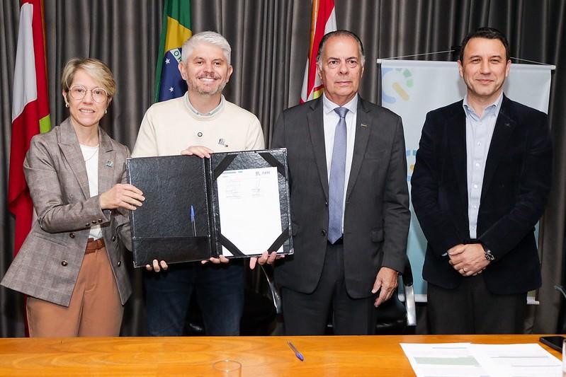   Você está em: Governo >> Secretaria de Desenvolvimento Econômico, Inovação, Parcerias e Empreendedorismo Blumenau investe R$ 1,2 milhão em qualificação profissional e projetos de cidade inteligente