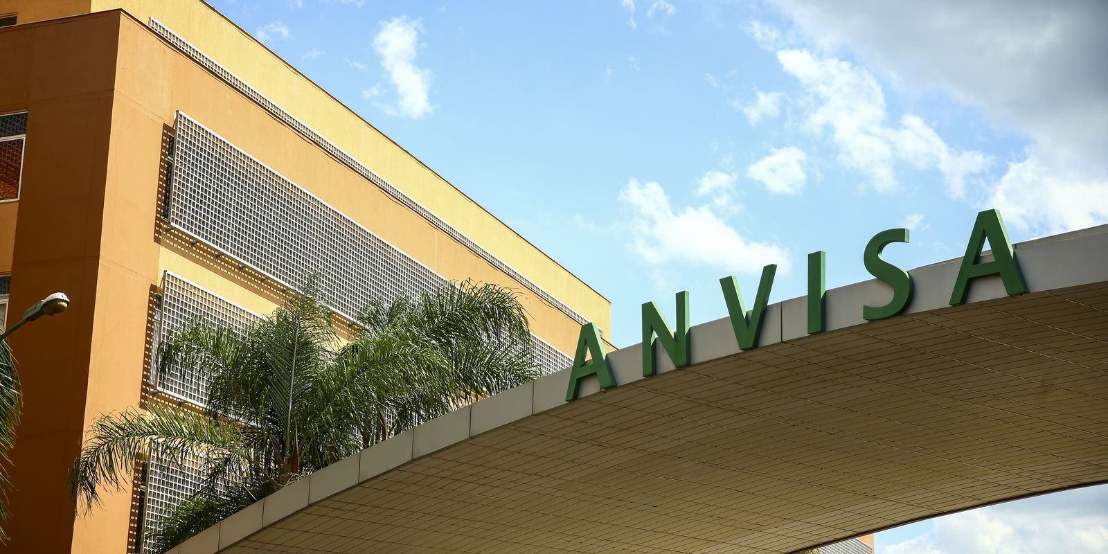 Anvisa suspende lotes de medicamentos para hipertensão e câncer de mama devido a desvios de qualidade