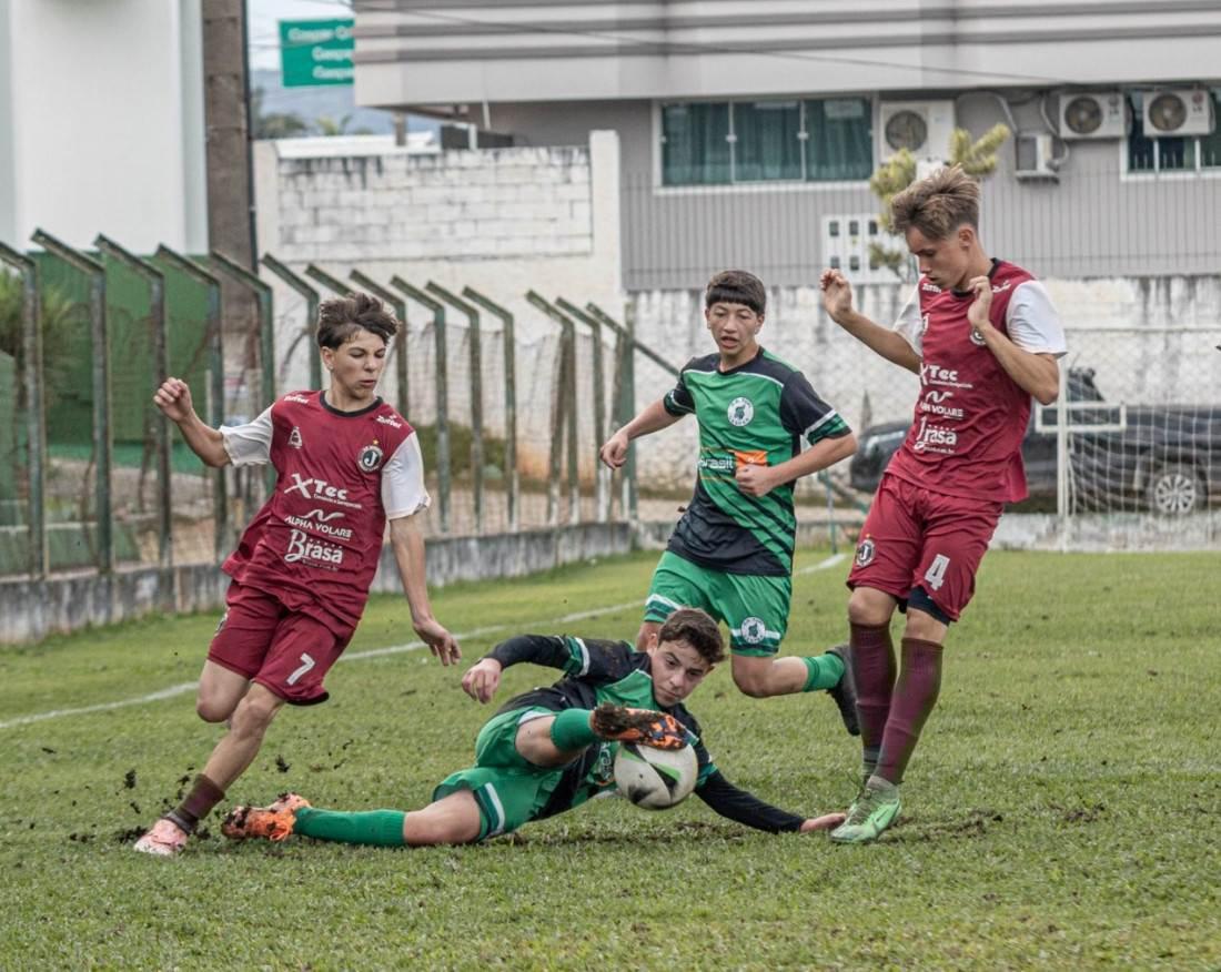 Bases do Tupi enfrentam Camboriú FC neste domingo (14)
