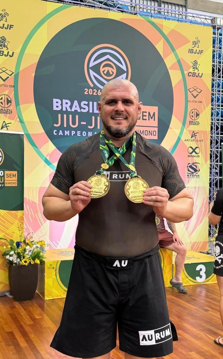 Blumenauense conquista novo título brasileiro de jiu-jitsu, apenas dois meses após mudar de faixa e volta ao topo em duas categorias