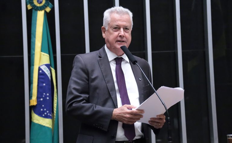 Câmara aprova projeto que fortalece a indústria nacional em licitações públicas