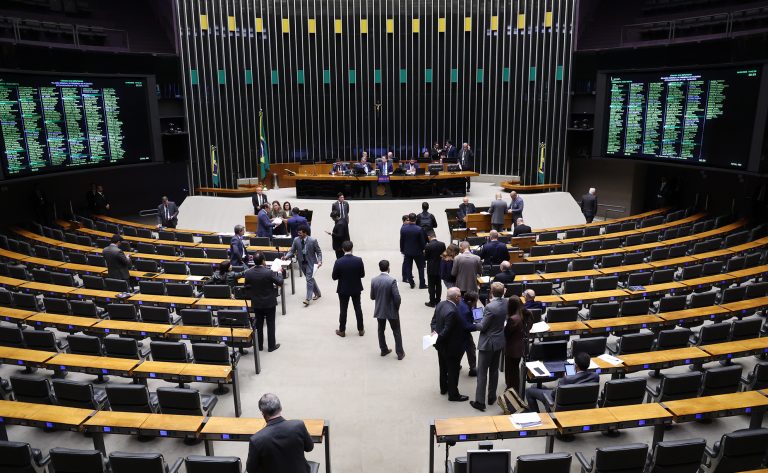 Câmara dos Deputados aprova atestado para pais acompanharem filhos doentes