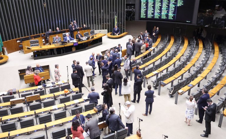 Câmara dos Deputados pode votar hoje projetos cruciais para a saúde