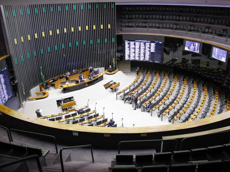 A Câmara dos Deputados pode votar nesta terça (30) propostas sobre feminicídio e preços de combustíveis