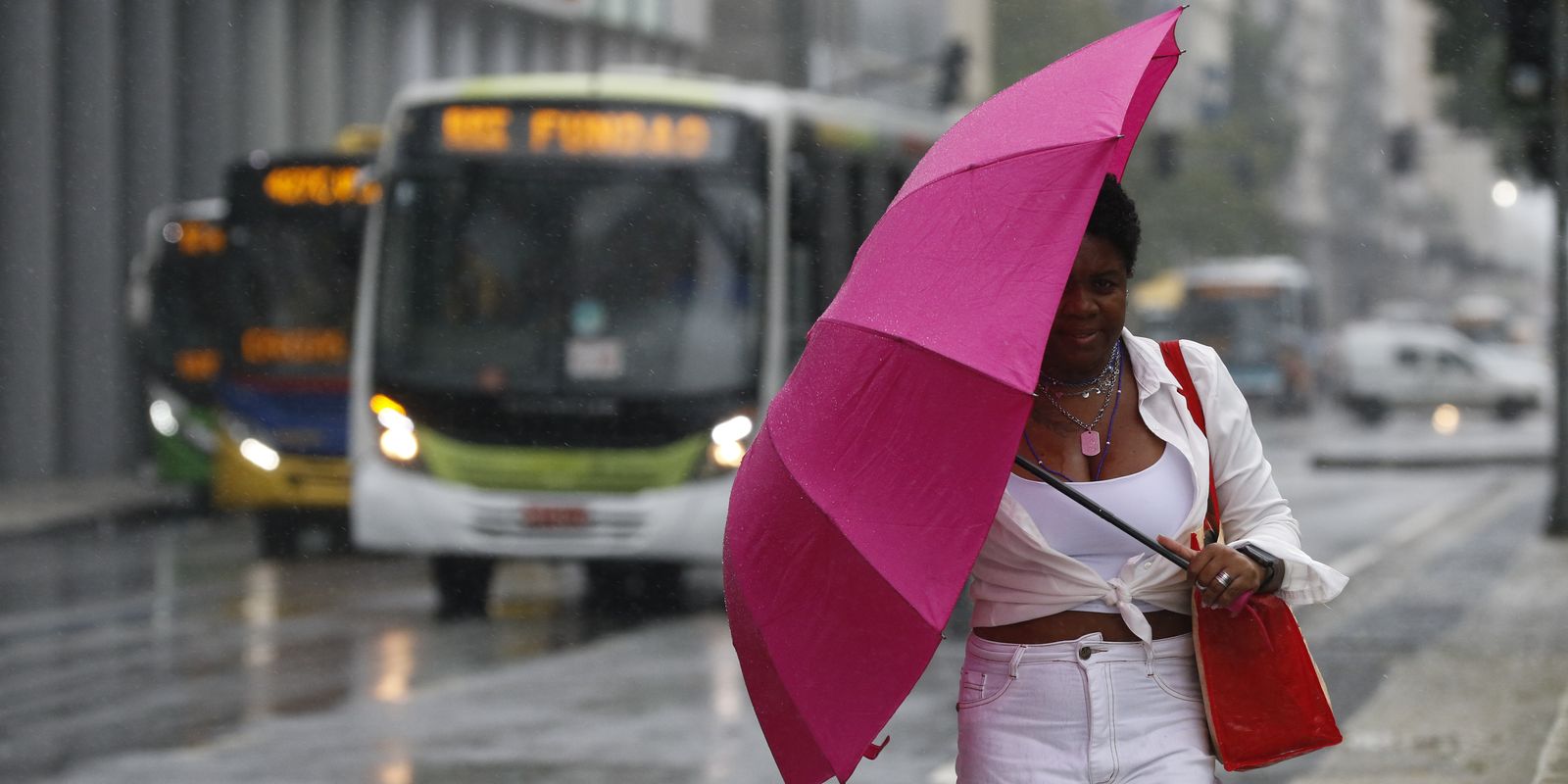 Chuva no Rio de Janeiro provoca cancelamento de shows em evento na Praia de Copacabana