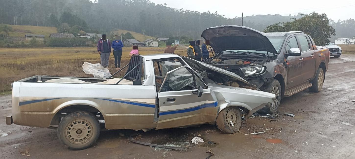 Colisão frontal entre dois veículos deixa homem em estado grave em Doutor Pedrinho