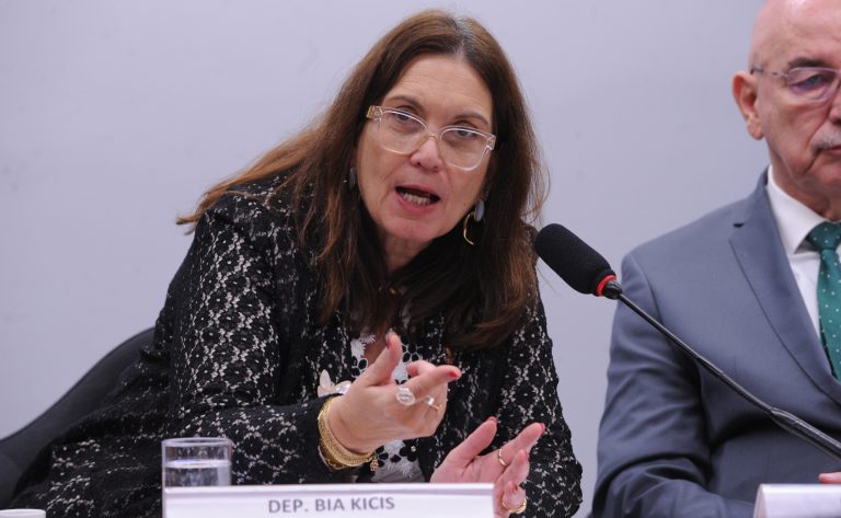 CCJ aprova projeto que amplia conscientização sobre a fibromialgia