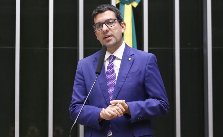 Comissão da Câmara aprova redução de microplásticos em cosméticos e higiene pessoal