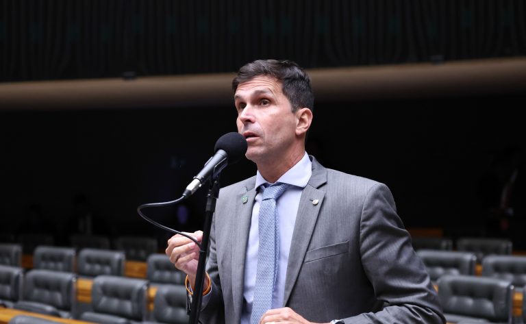 Comissão da Câmara aprova novas regras nacionais de segurança para escolas de natação infantil
