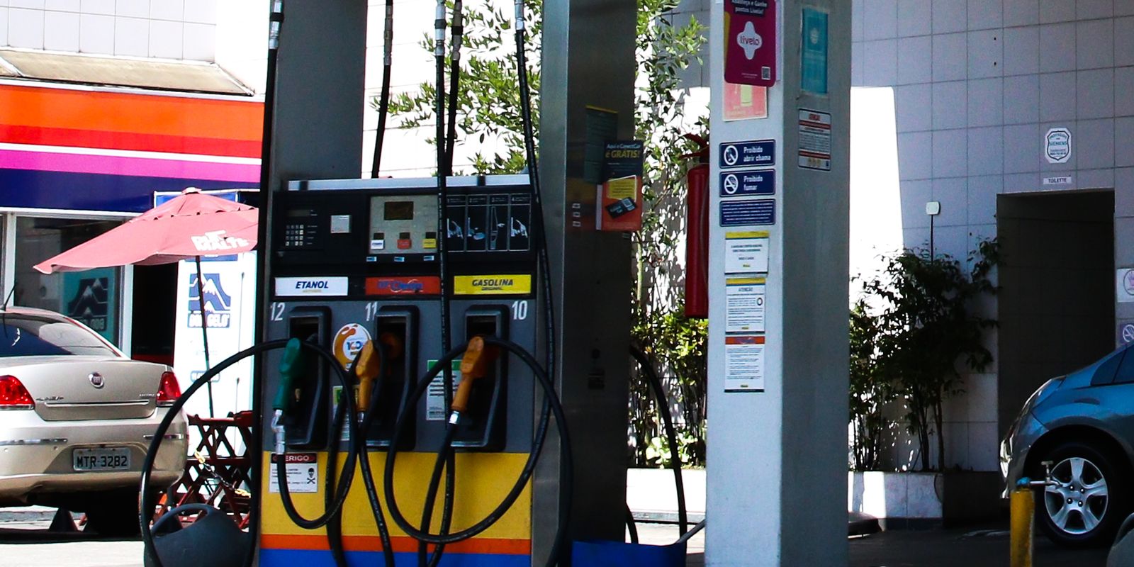 Concorrência do etanol e subvenção governamental aliviam preço da gasolina em maio