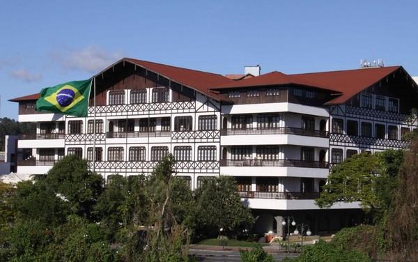 Denúncia sobre gestão do ex-prefeito de Blumenau levanta suspeitas sobre contratos