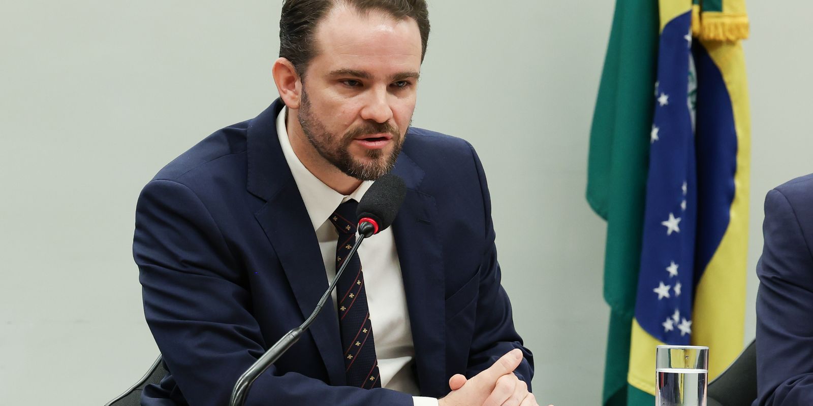 Ministro Durigan critica PEC que concede autonomia ao Banco Central, alegando criação de um novo poder