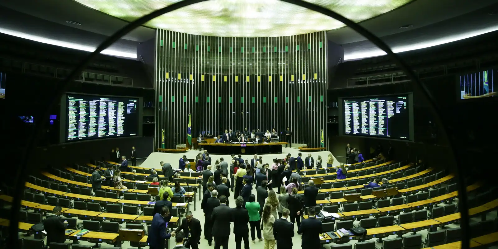 CCJ da Câmara aprova PEC da maioridade penal, mas trâmite será longo