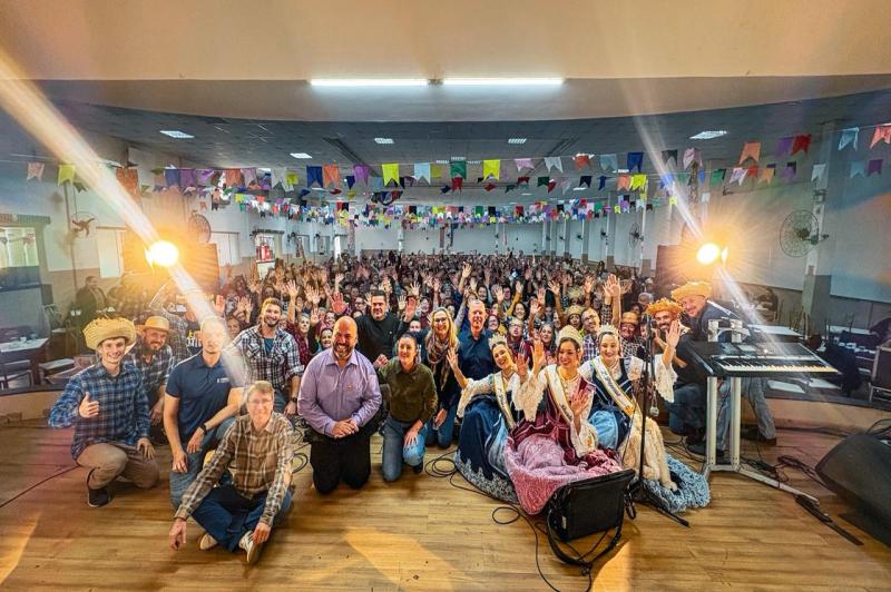 ENTRE BANDEIRAS, MÚSICA E SORRISOS, FESTA JUNINA CELEBRA A CONVIVÊNCIA NO ITAJAÍ ATIVO