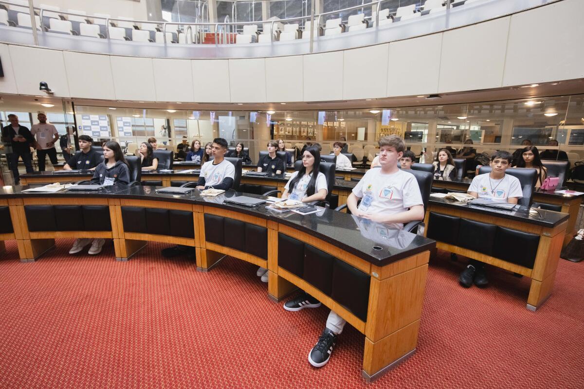 Escola da Alesc realiza 35ª edição do Parlamento Jovem