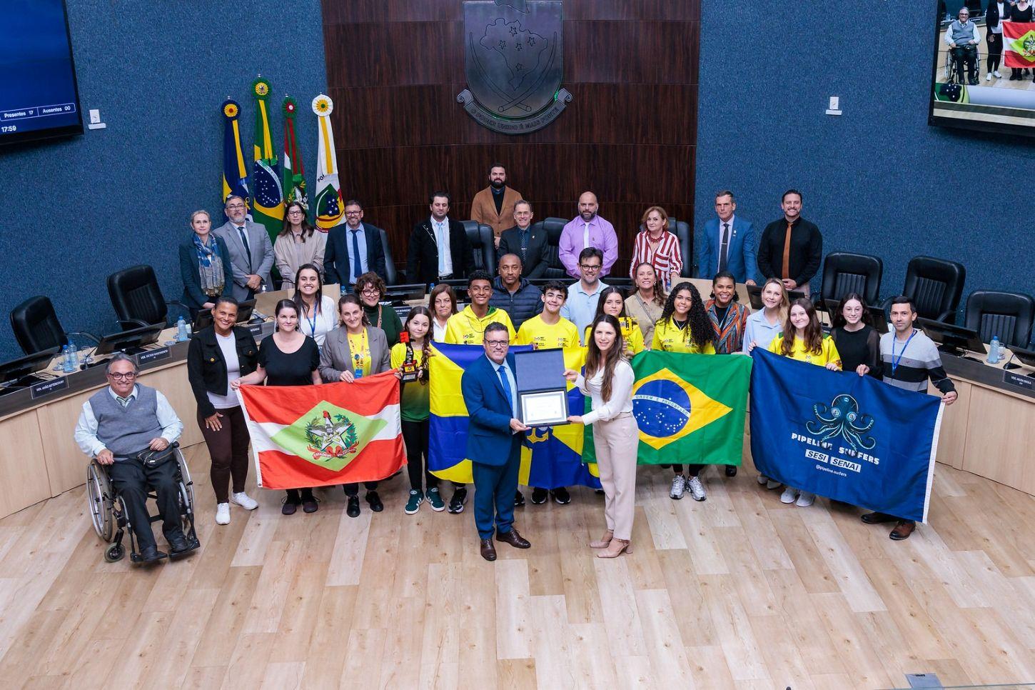 Escola Sesi de Itajaí é homenageada pela Câmara de Vereadores por conquista histórica na maior competição de robótica do mundo