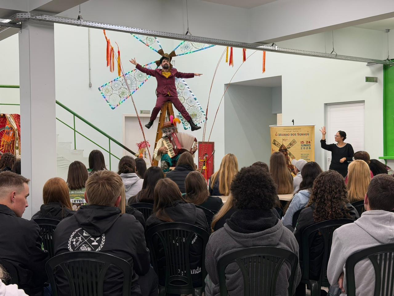 Estudantes do IFC de Rio do Sul recebem a apresentação do espetáculo O Moinho dos Sonhos