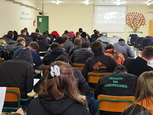 Estudantes dos Cedups têm aula de educação financeira com a Ceres