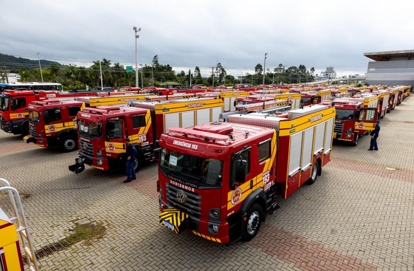 Governo do Estado entrega 56 caminhões ao Corpo de Bombeiros de SC, na maior renovação de frota da história da corporação