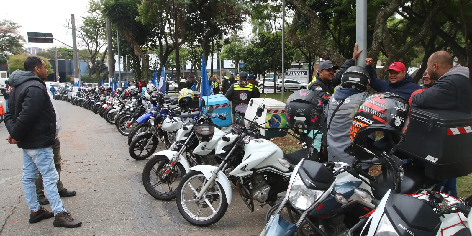 Governo anuncia linha de crédito para motociclistas de aplicativos