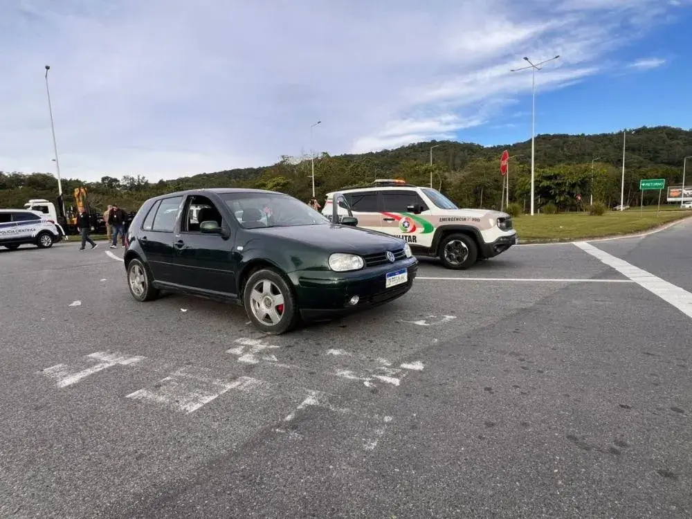 Homem é baleado dentro de carro em Blumenau; PM aponta possível desavença entre vizinhos