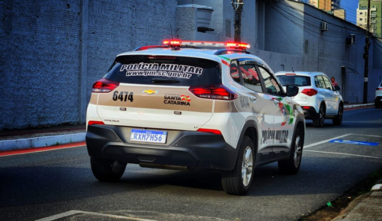 Jovem é morto a tiros em Blumenau e três suspeitos são levados à delegacia