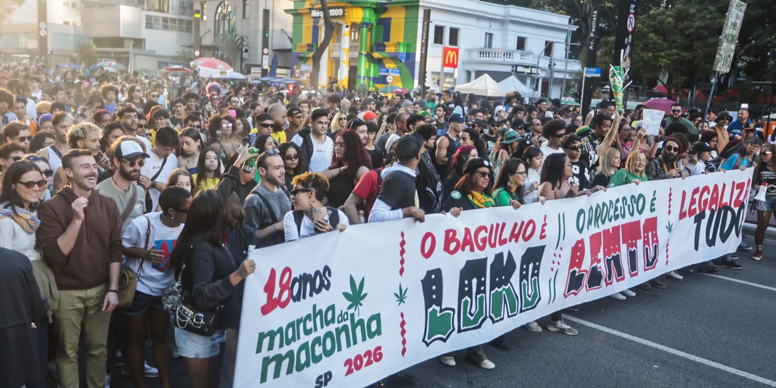 Milhares de pessoas marcham em São Paulo pela legalização da maconha