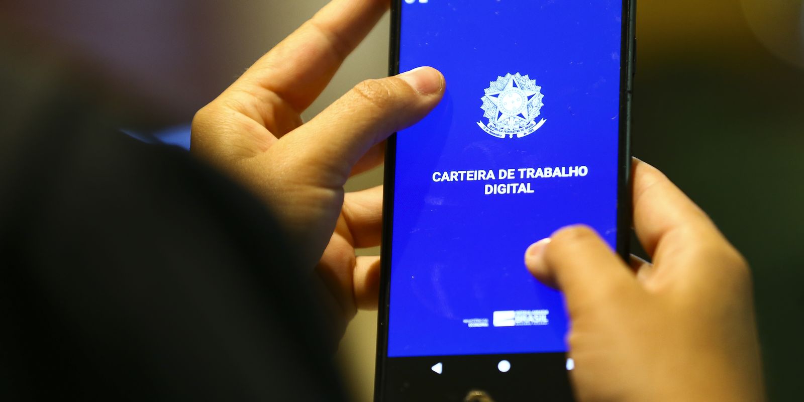 Mercado de trabalho formal no Brasil registra alta impulsionada pelo serviço público