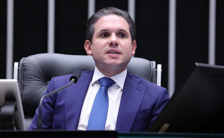 Hugo Motta recebe de Lula proposta para o aumento do limite de faturamento do MEI