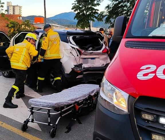 Mulher é levada ao hospital após acidente entre três carros em Gaspar