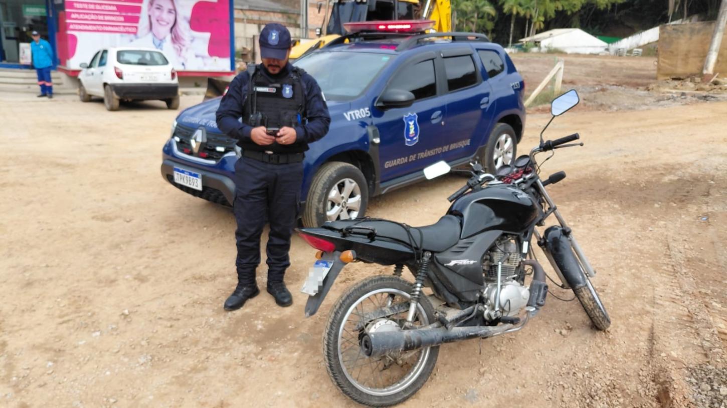 Pela segunda vez em menos de um mês, motociclista tem moto recolhida por conduzir sem habilitação