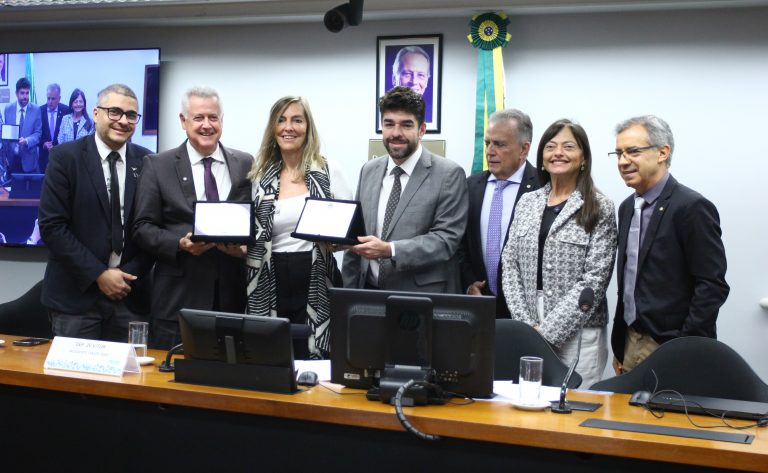 Prioridade para testes clínicos da polilaminina no tratamento de lesão medular gera debate na Câmara