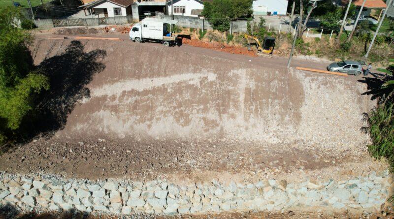 Prefeitura de Gaspar conclui obra de contenção na Rua Maria do Nascimento Pereira dos Santos, no Bateias 