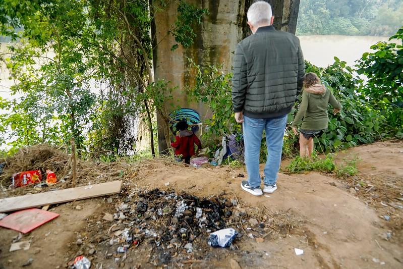 Prefeitura realiza ação de limpeza urbana e promove acolhimento social de pessoas em situação de rua na ponte do Anel Viário Norte
