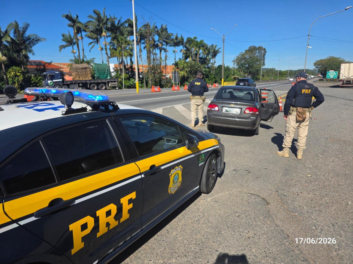 PRF flagra família inteira sem cintos de segurança na BR-101