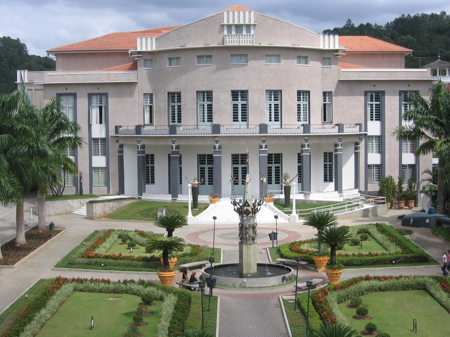Projeto Cultura para Todos do Teatro Carlos Gomes Blumenau abre inscrições para 264 bolsas de estudo gratuitas