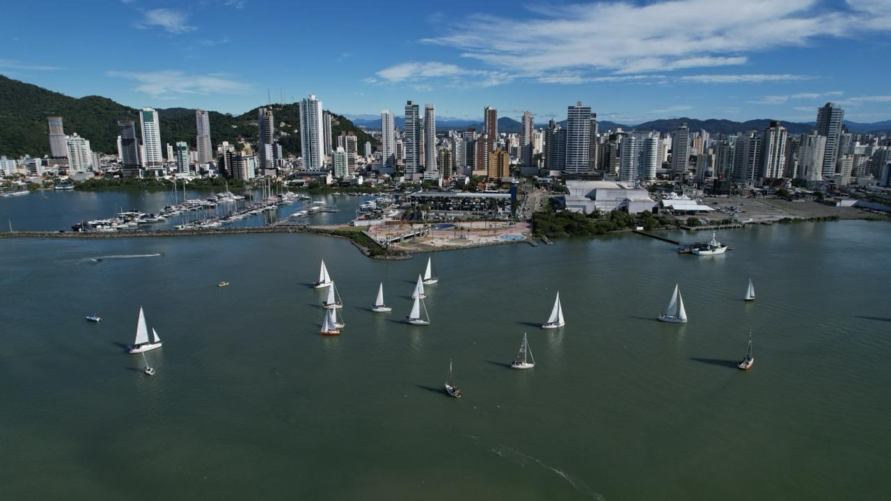 REGATA DE ANIVERSÁRIO REÚNE VELEJADORES PARA CELEBRAR OS 166 ANOS DE ITAJAÍ