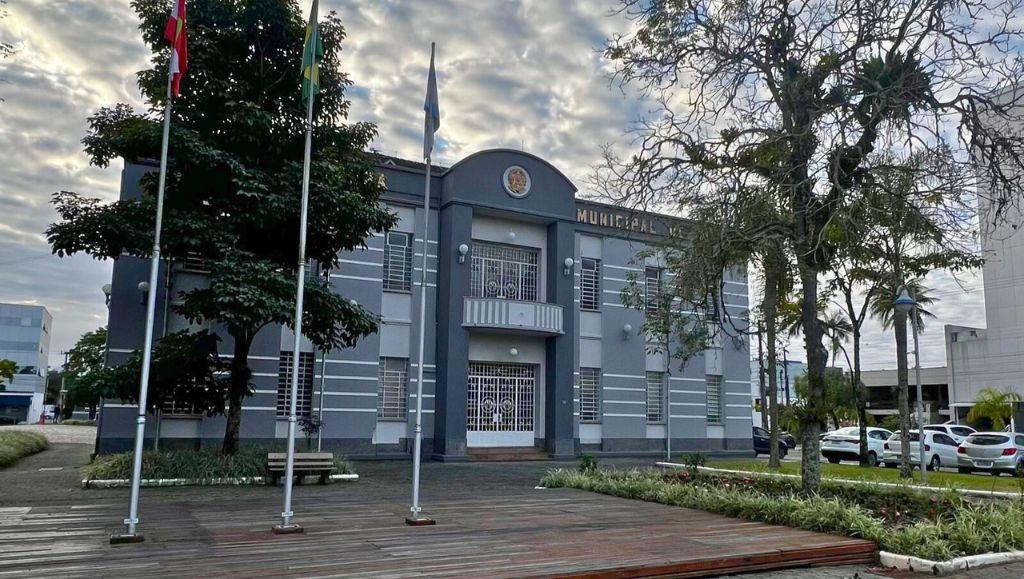 Timbó fora do mapa regional? Ausência do prefeito em eventos acende alerta político