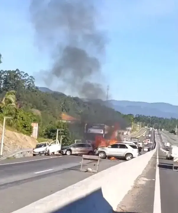 Tragédia na BR-470: acidente com caminhão, cinco carros e incêndio deixa morto e bloqueia rodovia em Indaial