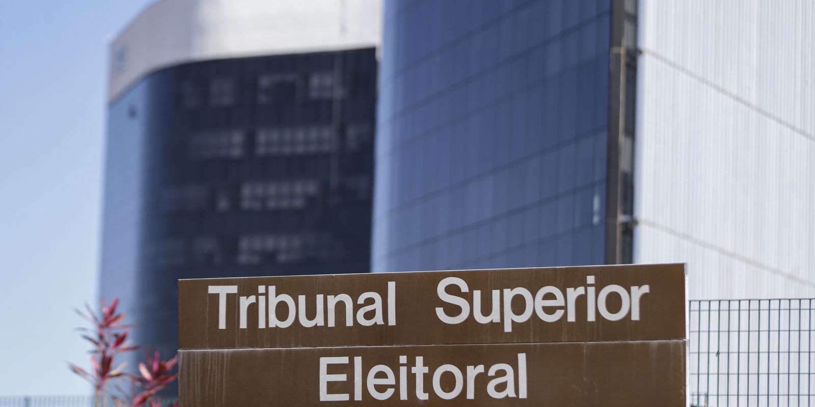 TSE analisa liminar que suspendeu pesquisa desfavorável a Flávio Bolsonaro