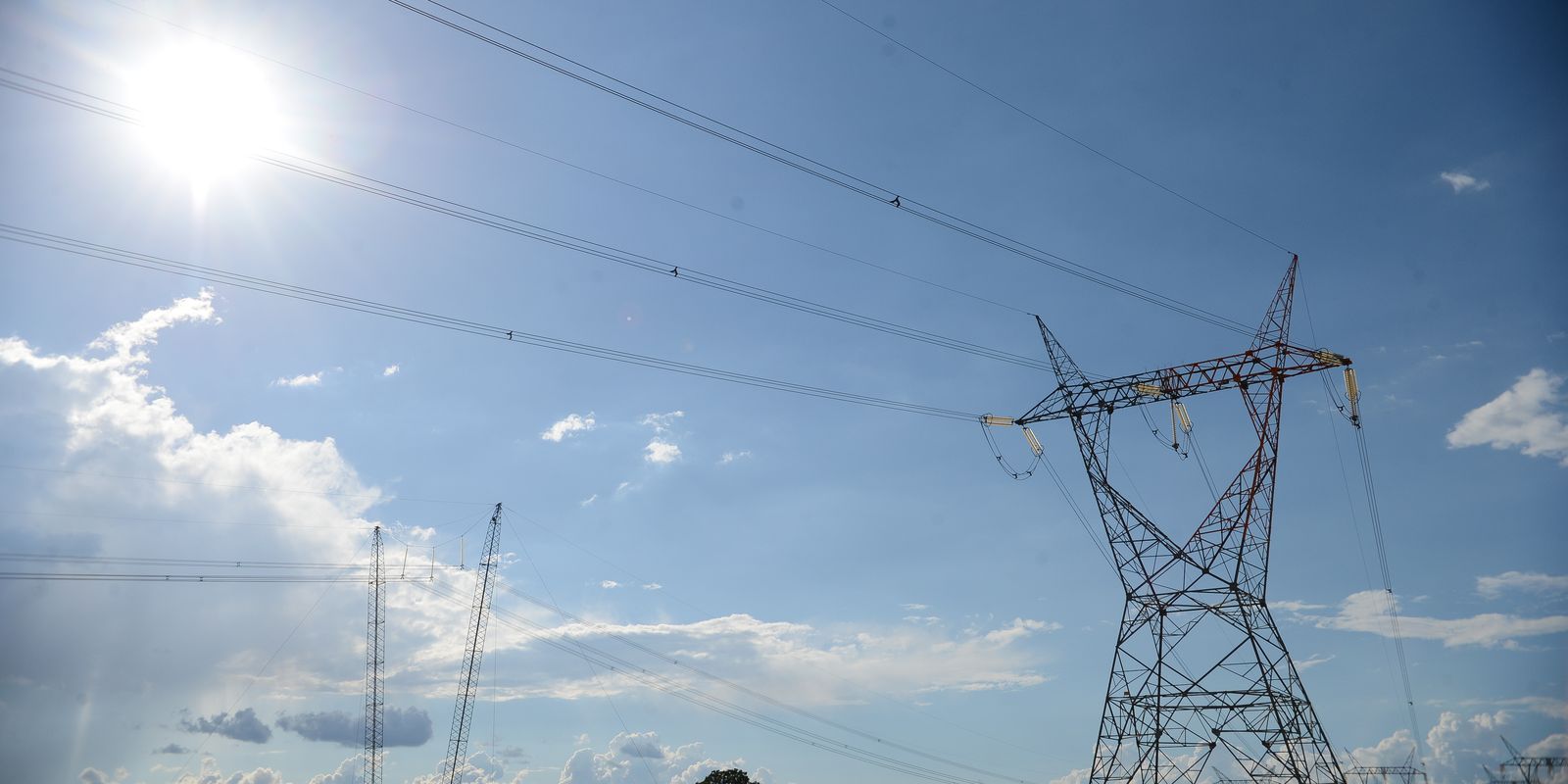 Aneel conclui leilão de transmissão de energia com arremate de quatro lotes