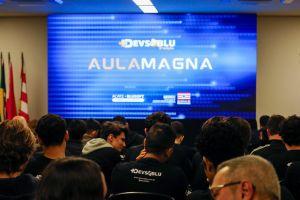 Aula magna do +Devs2Blu aborda os desafios e oportunidades do ecossistema de inovação em SC