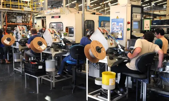 Blumenau reduz ritmo de geração de empregos em 2026 e recuo supera médias de SC e do Brasil