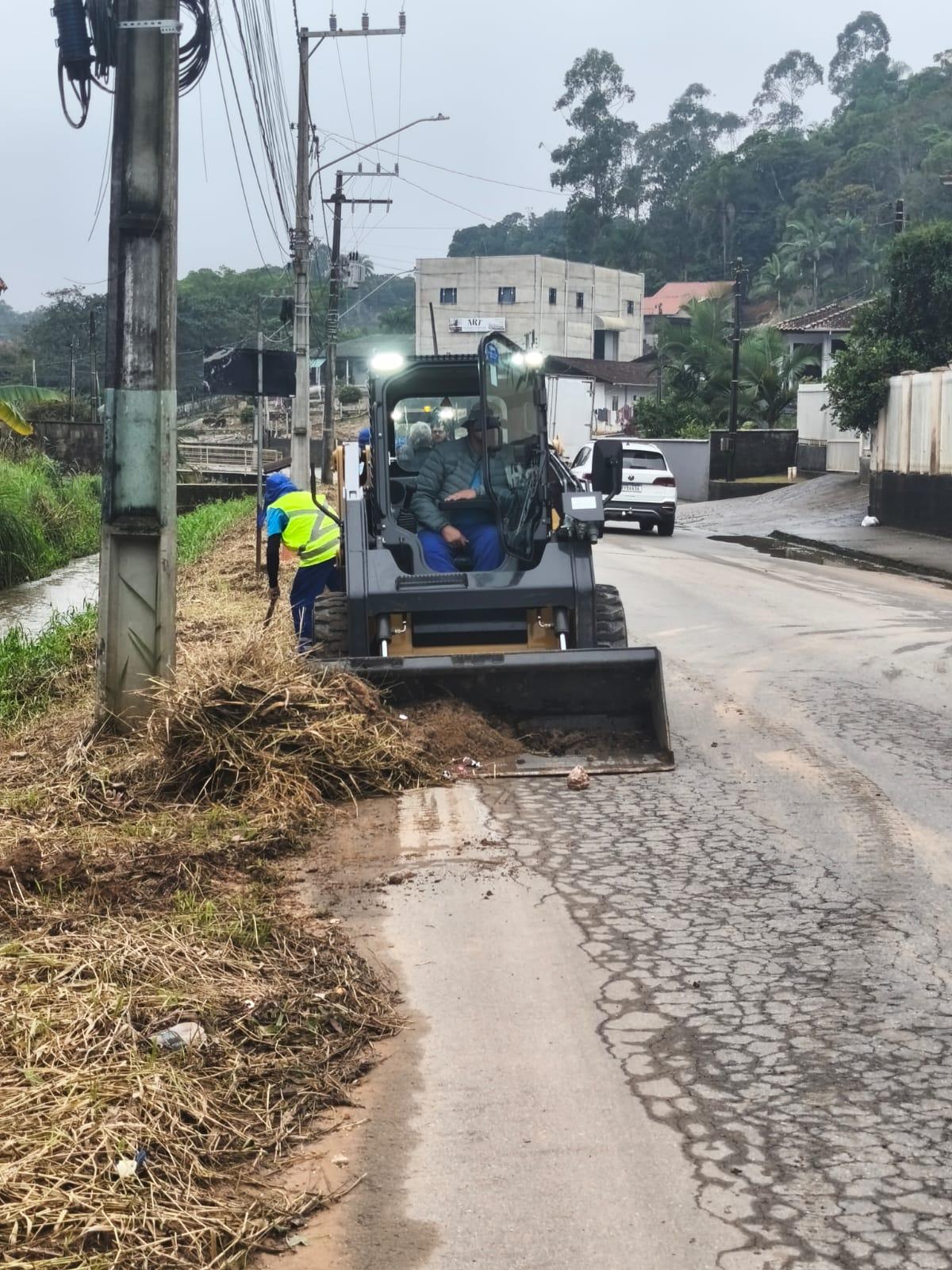 Brusque passa por operação de roçada e zeladoria urbana em mais de 30 localidades