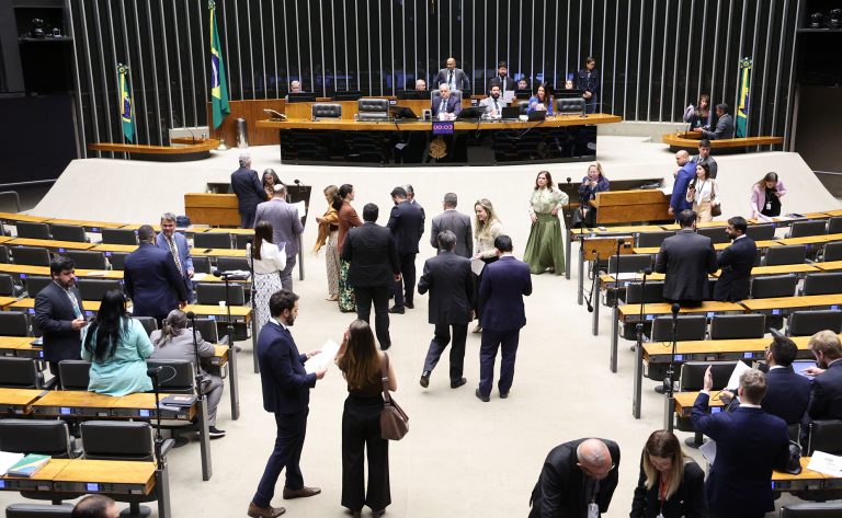 Câmara dos Deputados aprova projeto que proíbe cobrança de tarifa mínima de água e esgoto
