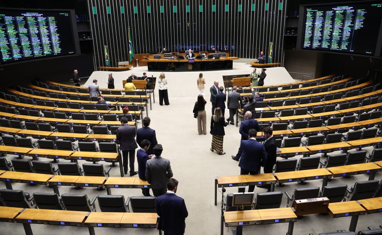 Câmara aprova uso de trajes tradicionais em fotos de documentos oficiais para povos indígenas