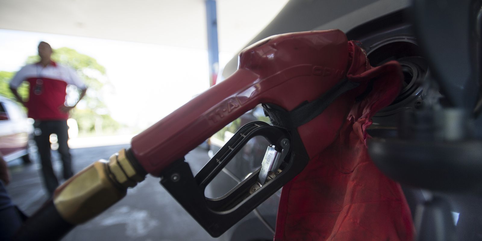 Governo adia fim do subsídio da gasolina após nova alta do petróleo